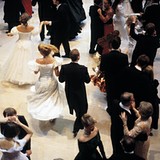 Tanzende Paare auf dem Opernball