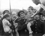 Sowjetische Soldaten mit Kind auf Arm
