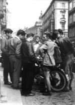 Jugendliche stehen um Moped