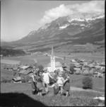 Kinder spielen Ringelreihen