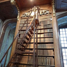 Prunksaal_Bücherregal_mit_Treppe