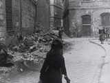 Abfallsammelnde Witwe 
in Wien
Foto: Otto R. Croy
Wien, 1945