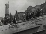 Passanten gehen über die im Krieg schwer beschädigte Schwedenbrücke
Foto: Otto Croy
Wien, 1945