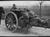 Auf einer Haubitze sich ausruhende Soldaten der k.u.k. Armee
vermutlich 1915