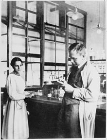 Lise Meitner und Otto Hahn im Labor
