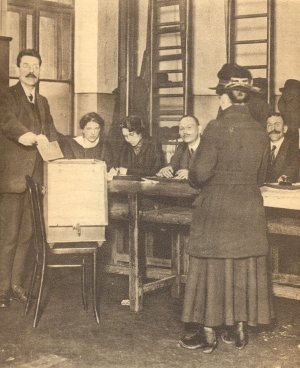 Frauen wählen die Nationalversammlung