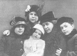 Raissa Adler mit Kindern: Valentine, Alexandra, Nelly, & Kurt (um 1914)