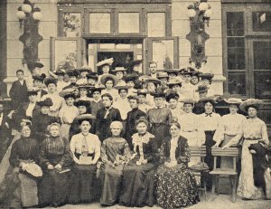 Versammlung des Allgemeinen Österreichischen Frauenvereins (Auguste Fickert in der 1. Reihe, dritte von rechts)