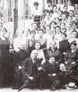 Niederösterreichisches Frauenlandeskomitee 1917: Fanny Blatny, stehend ganz links