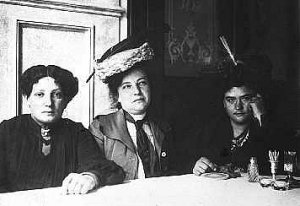 Anna Boschek, Therese Schlesinger, Adelheid Popp beim Parteitag der Sozialdemokratischen Partei, 1924