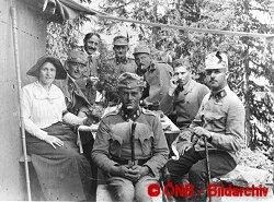 Alice Schalek mit Soldaten im I. Weltkrieg