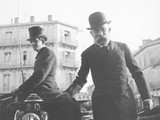Franz Joseph I. beim Betreten des Bahnhofvorplatzes von Cannes
Originalnegativ von Maria Theresia von Braganza, nach 1894