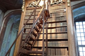 Prunksaal_Bücherregal_mit_Treppe