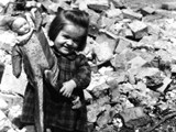 Kleines Mädchen inmitten von Trümmern
Wien, 1945
Wilhelm Obransky
