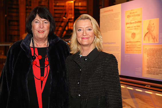 Präsidentin der Österreichischen UNESCO-Kommission, Vorsitzende des Universitätsrats der Universität Wien und Festrednerin Dr. Eva Nowotny mit GD Dr. Johanna Rachinger