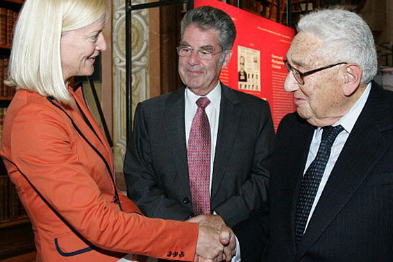 Dr. Johanna Rachinger begrüßt Henry Kissinger und Dr. Heinz Fischer