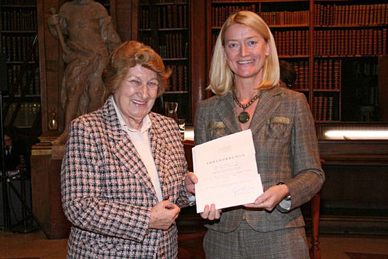 Maria Schaumayr mit Dr. Johanna Rachinger