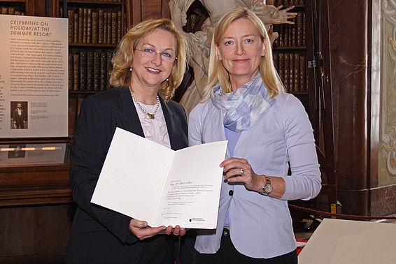 Maria Fekter mit Dr. Johanna Rachinger
