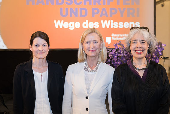 GD Dr. Johanna Rachinger mit den Kuratorinnen Danuta Shanzer (Universität Wien) und Daniela Mairhofer (Princeton University)