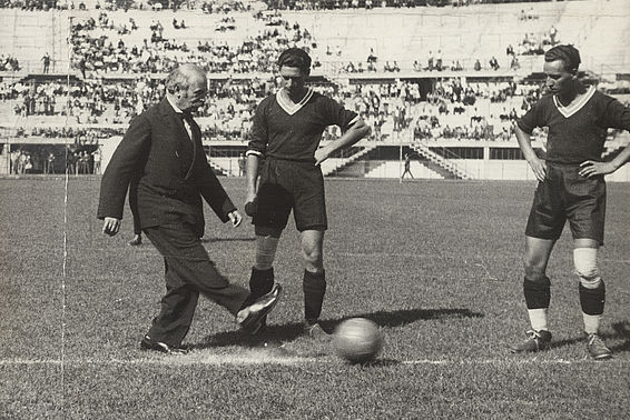 Gesundheitsstadtrat Julius Tandler bei der Eröffnung des Wiener Stadions (heutiges Ernst-Happel-Stadion), Foto von Lothar Rübelt, 1931 – © Österreichische Nationalbibliothek
