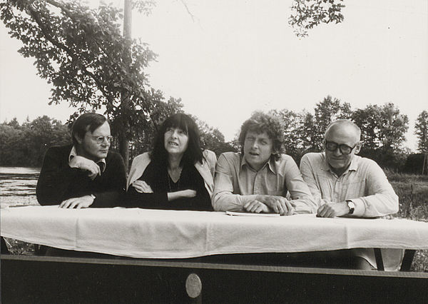 Wendelin Schmidt-Dengler mit Friederike Mayröcker, Alfred Kolleritsch und Ernst Jandl an einem Tisch sitzend, Schwarzweiß-Fotografie