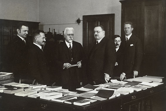 Kanzler Johann Schober im Esperantomuseum, Josef Bick, Generaldirektor der Nationalbibliothek, Bundeskanzler Johann Schober und Hugo Steiner, Gründer des Esperantomuseums, Fotografie