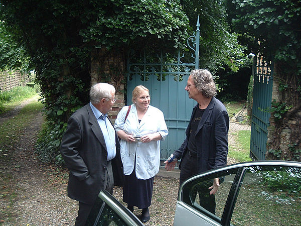 Wendelin Schmidt-Dengler mit Christa Sauer und Peter Handke vor einem Gartentor