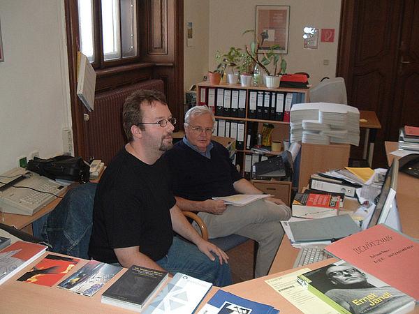 Peter Seda und Wendelin Schmidt-Dengler sitzend vor dem Computer