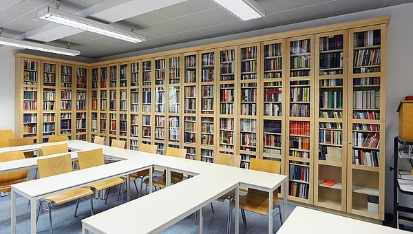 Bücherregale und Tische in der Schmidt-Dengler-Bibliothek