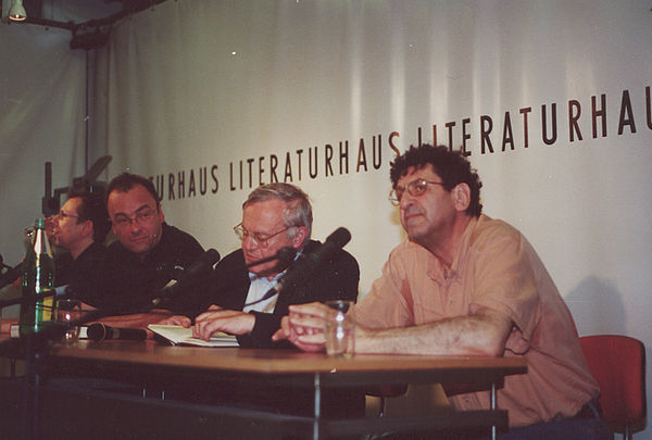Doron Rabinovici, Robert Menasse, Wendelin Schmidt-Dengler und Robert Schindel am Rednerpult sitzend