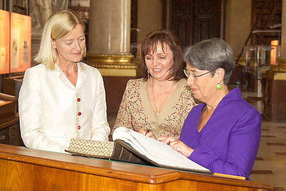 Dr. Johanna Rachinger mit Ljudmila Alexandrowna Putina (Gattin von Wladimir Putin)