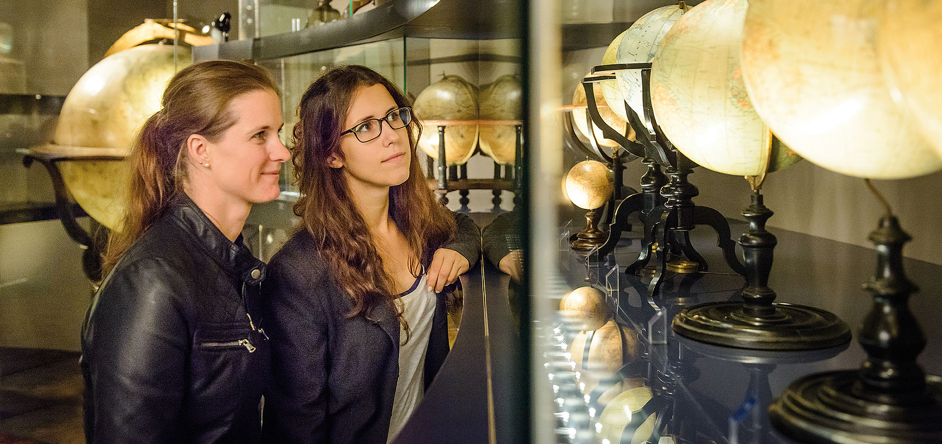 Besucherinnen im Globenmuseum