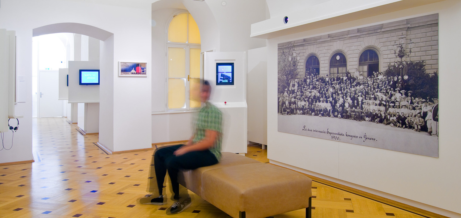 Mann auf dem Sofa im Esperantomuseum