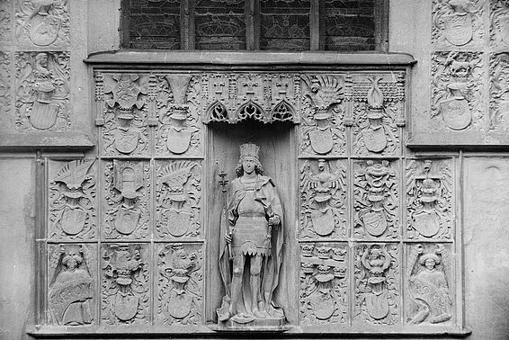 Wappenwand der Georgskapelle in der Burg in Wiener Neustadt mit der Statue Friedrichs III.