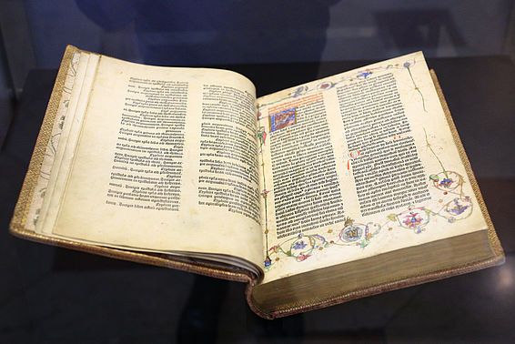 Gutenberg-Bibel aufgeschlagen