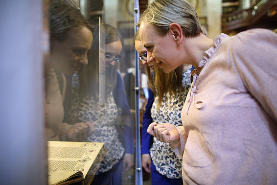 Besucherin betrachtet Gutenbergbibel