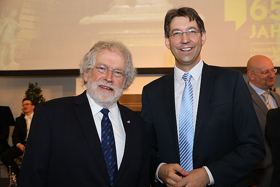 Quantenphysiker Anton Zeilinger mit Bezirksvorsteher Markus Figl