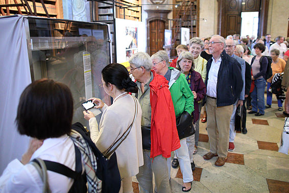 Besucher vor Vitrine