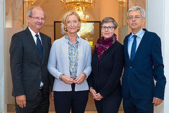 Generaldirektorin Dr. Johanna mit den Moderatoren des Symposiums: Dr. Hans Petschar, Mag. Michaela Mayr und Priv.-Doz. Dr. Bernhard Fetz – © Österreichische Nationalbibliothek/APA-Fotoservice/Schedl