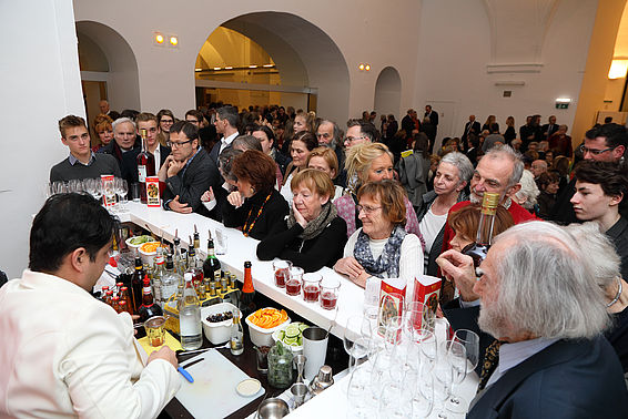 Campari-Bar mit Gästen