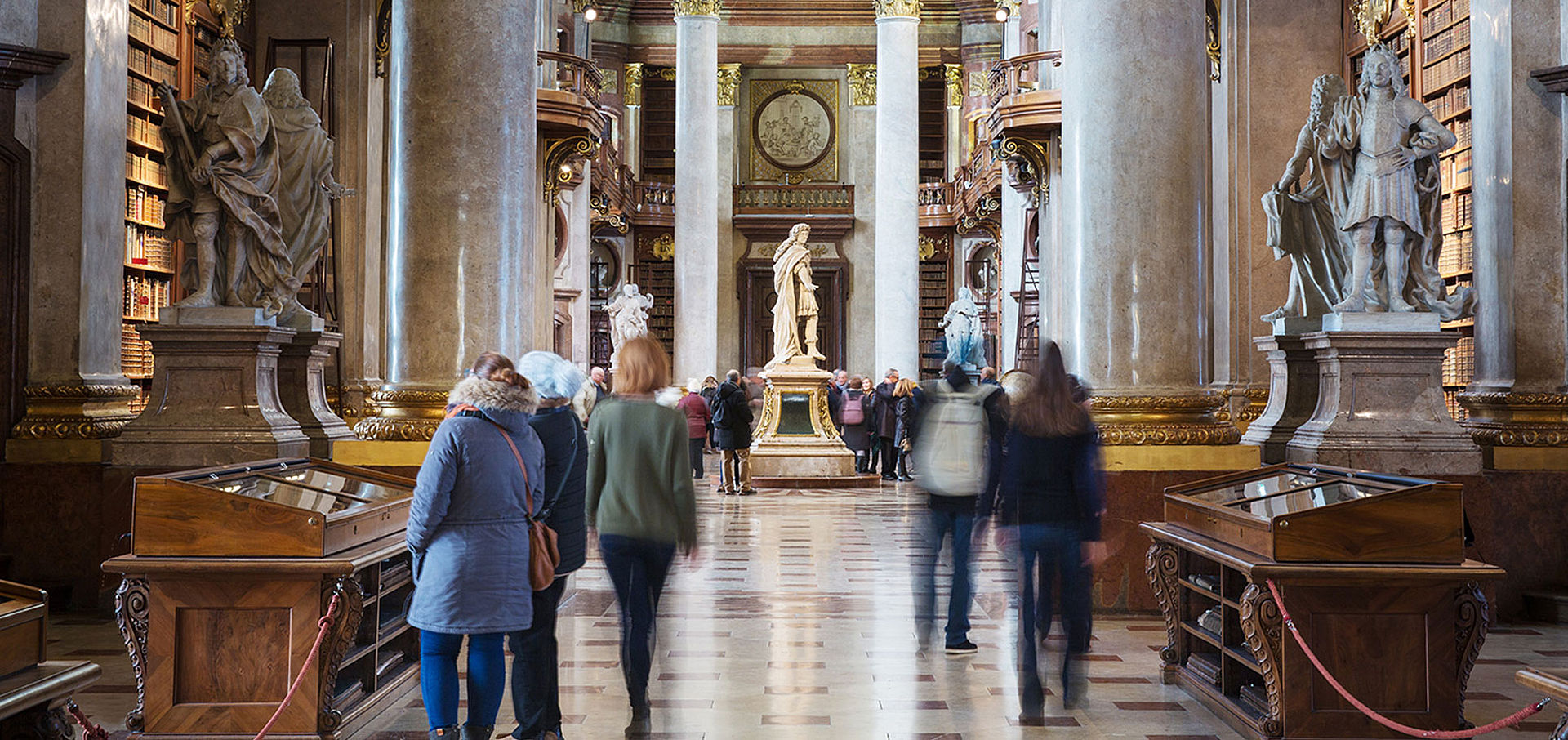 Menschen im Prunksaal der Österreichischen Nationalbibliothek