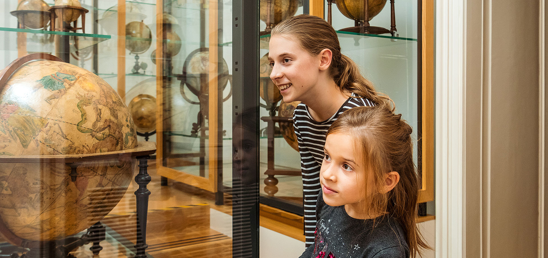  Mädchen im Globenmuseum