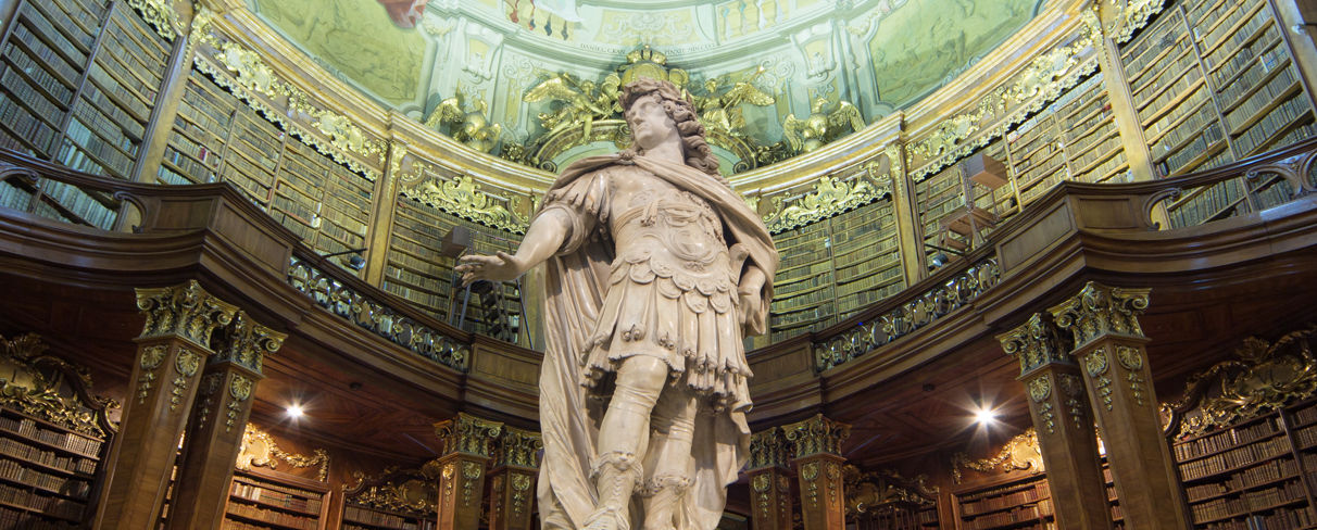 Prunksaal ohne Menschen, mit Statue von Karl VI. im Zentrum