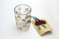 Trinkglas verziert mit Vögeln und Kleeblättern