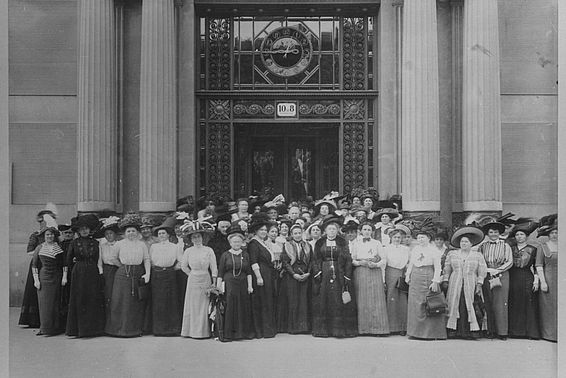 Gruppenfoto der Generalversammlung des Bundes Österreichischer Frauenvereine vom 13. bis 17. 5. 1911