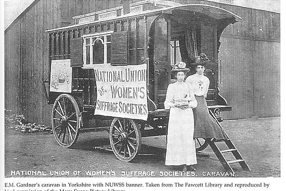 Frauen der National Union of Women's Suffrage Societies; aus: Crawford, Elizabeth: The women's suffrage movement. A reference guide, 1866-1928. London: UCL Press 1999, Seite 439;