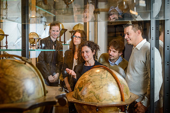 BesucherInnen und Guide während einer Führung durch das Globenmuseum