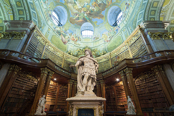 Prunksaal ohne Menschen, mit Statue von Karl VI. im Zentrum