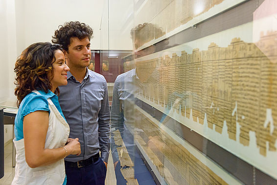 2 BesucherInnen vor einer Vitrine im Papyrusmuseum