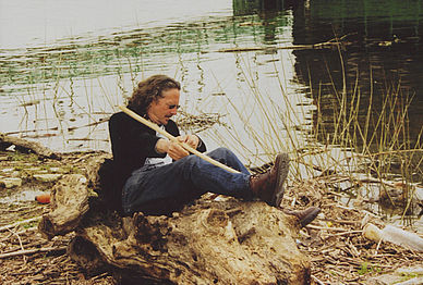 Handke an der Donau in Zemun bei Belgrad in einem „Einbaum“, 1999